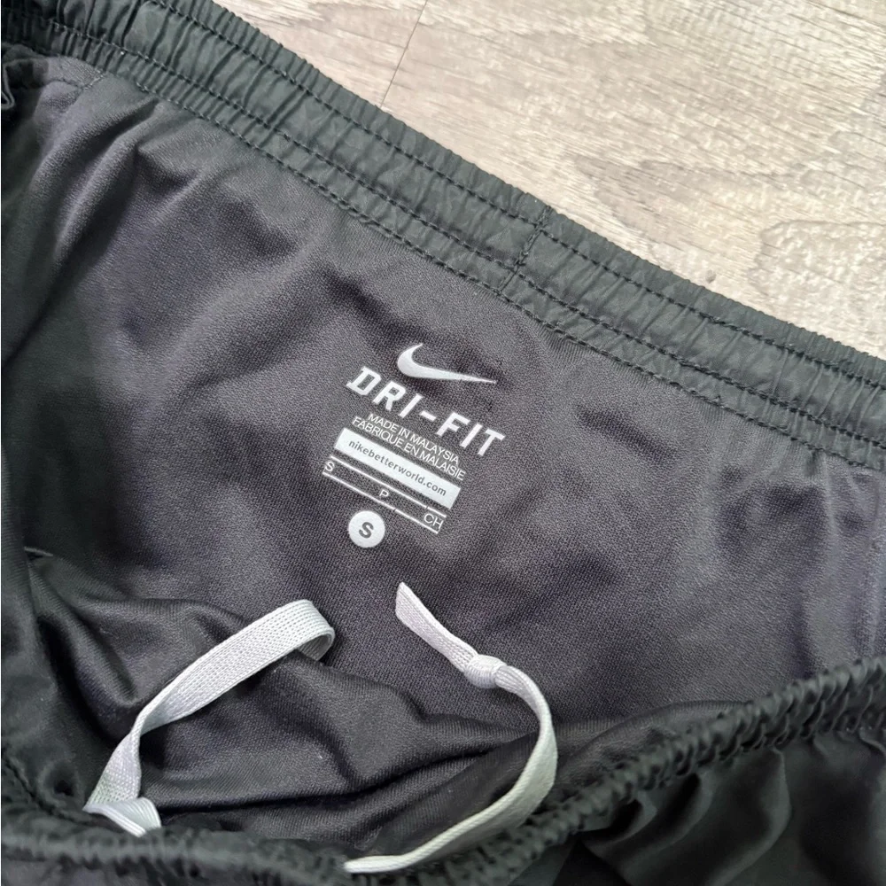 •NIKE• RUNNING SHORTS - Picture 4 of 5